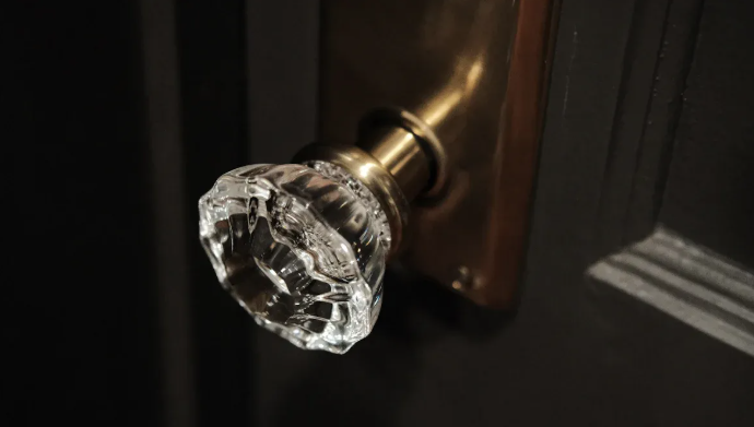 Comment nettoyer les boutons de porte en laiton?